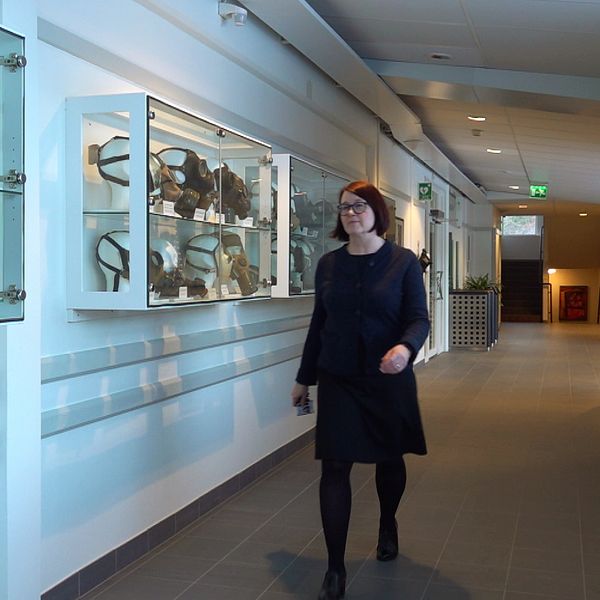 Kvinna går i en korridor på FOI i Umeå