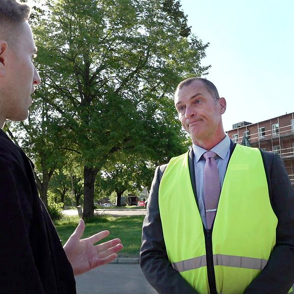 Tv-reporter Filip Jemtelius pratar med rektor Brian Tucek  på parkering