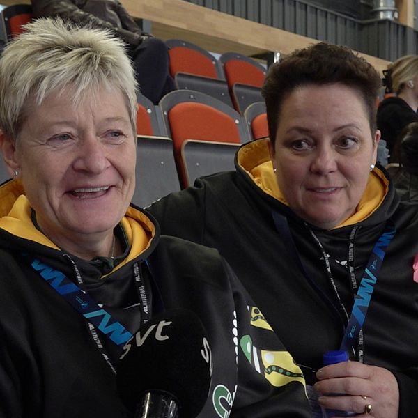 Kim Irvine och Kim Forge, två curlingspelare sitter på läktaren i Östersund arena.