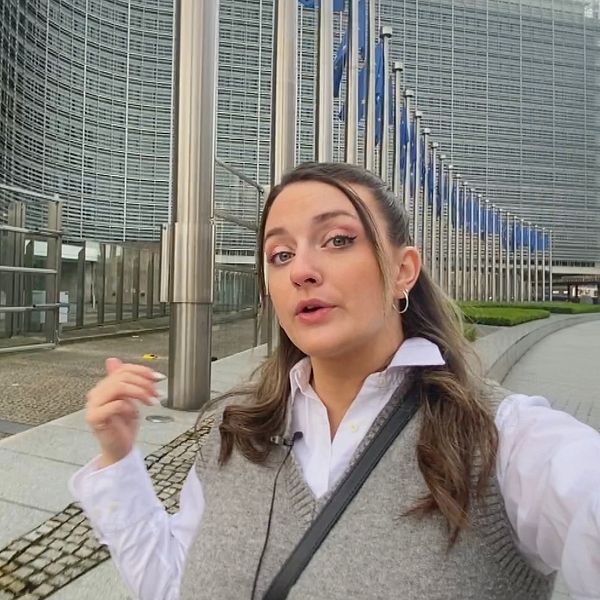 SVT:s reporter Aida Arslanovic utanför EU kommissionen i Bryssel.