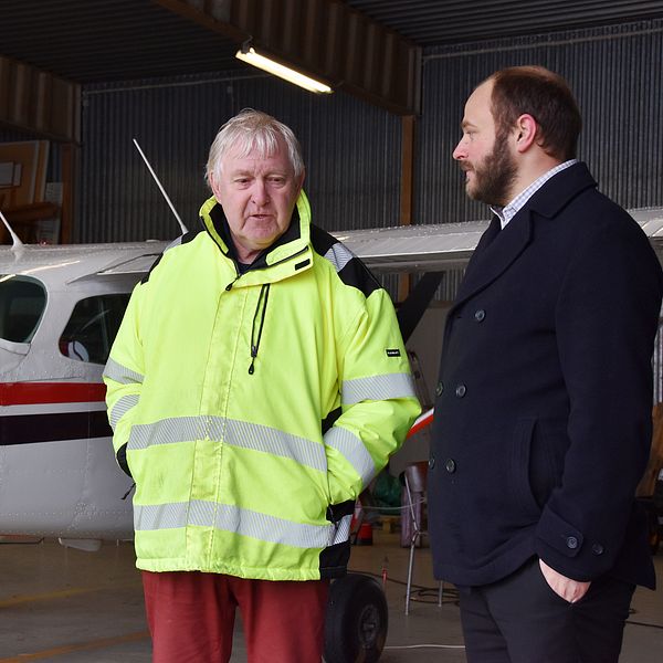 Anders Hellström och Pelle Stensson framför ett mindre flygplan.