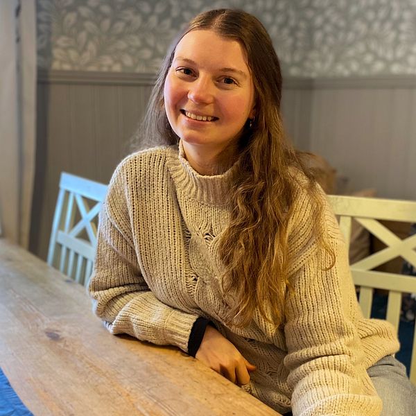 Sophie Falke från Tyskland sitter i sitt kök i Undrom, Sollefteå kommun.