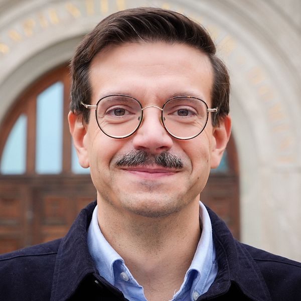 Elias Aguirre (S) porträtterad utomhus framför en stenfasad