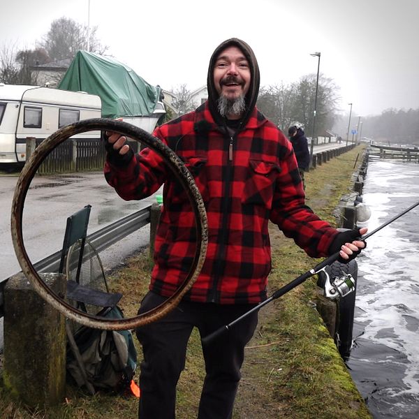 Jonas Sundahl som fiskat upp ett cykeldäck