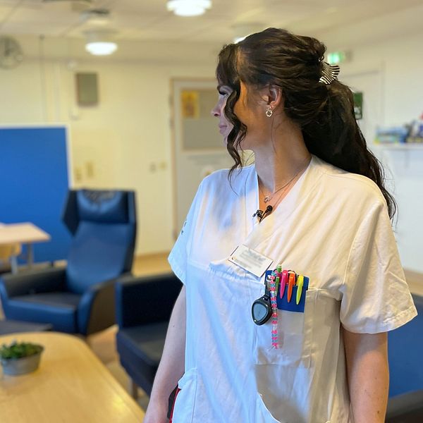 Undersköterskan Fannie Jarnbjer står på den nya vuxnpsykiatriska dagvårdsavdelningen på Helsingborgs lasarett,