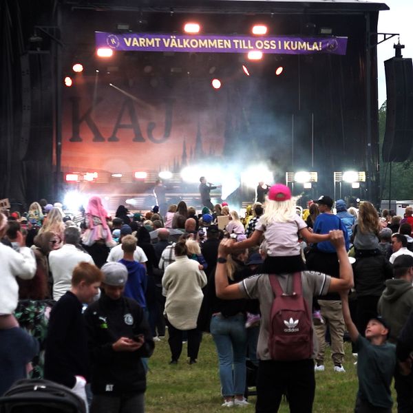 KAJ uppträder på scen inför stor publik under familjefesten i Kumla.