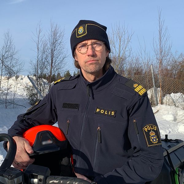 En polis på en skoter