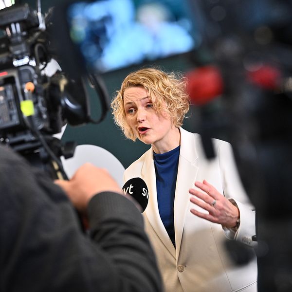 Anna-Karin Hatt, ny partiledare för Centerpartiet, intervjuas. I bild syns en kamera och en SVT-mikrofon.