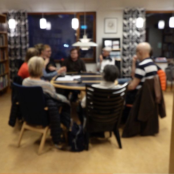 Filosofiklubben, en grupp människor, sitter runt ett bord i ett bibliotek i Östersund.