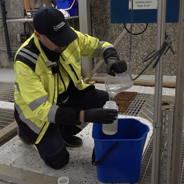 En medarbetare på Mittsverige Vatten visar hur man tar prover på avloppsvattnet bilden är från Bällsta reningsverk i Matfors i Sundsvall