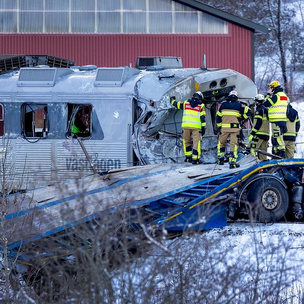 Bild från olyckan i Uddevalla där ett tåg krockat med en lastbil.