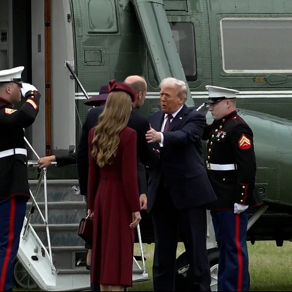 Donald Trump anländer vid Windsor Castle och hälsar på personer vid helikoptern.