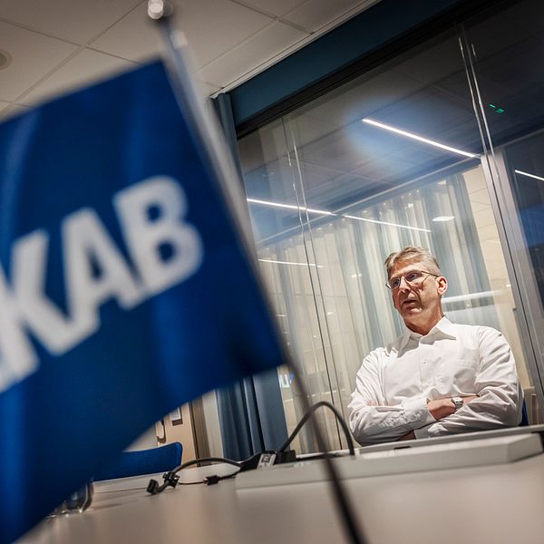 Bild på LKAB:s vd och koncernchef Jan Moström sittande vid en LKAB-flagga.