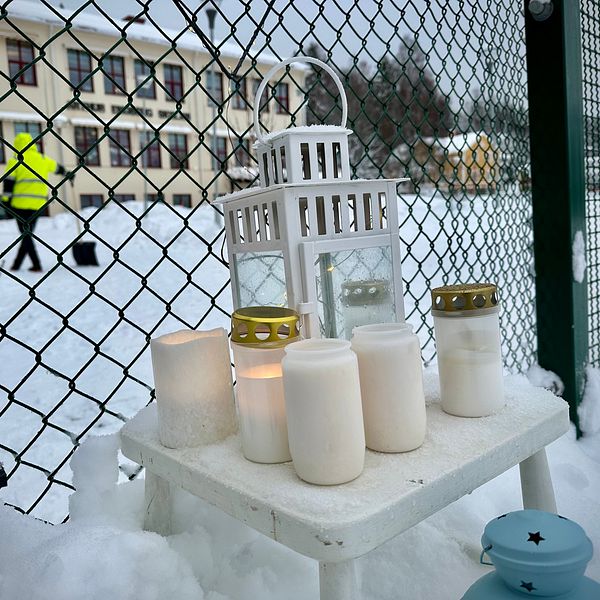 Ljus och lyktor står vid ett staket utanför Arthur Engbergskolan efter dödsolyckan.
