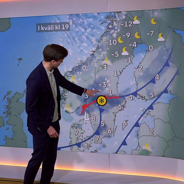 Vädret som presenteras av meteorolog Nils Holmqvist i SVT:s Morgonstudion, som pekar på en väderkarta över Sverige. Kartan visar temperaturen i olika områden, med siffror mellan -12 och 4 grader. Det finns också symboler för väderförhållanden, inklusive moln och snö. En röd linje markerar en kallfront och en gul solsymbol indikerar klart väder. Texten ”I kväll kl 19” anges högst upp på kartan.