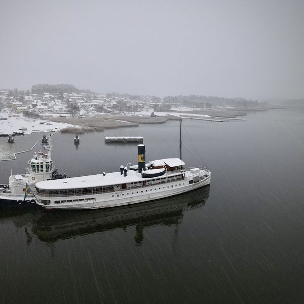 SS Norrtelje blir bogserad mot Stockholm