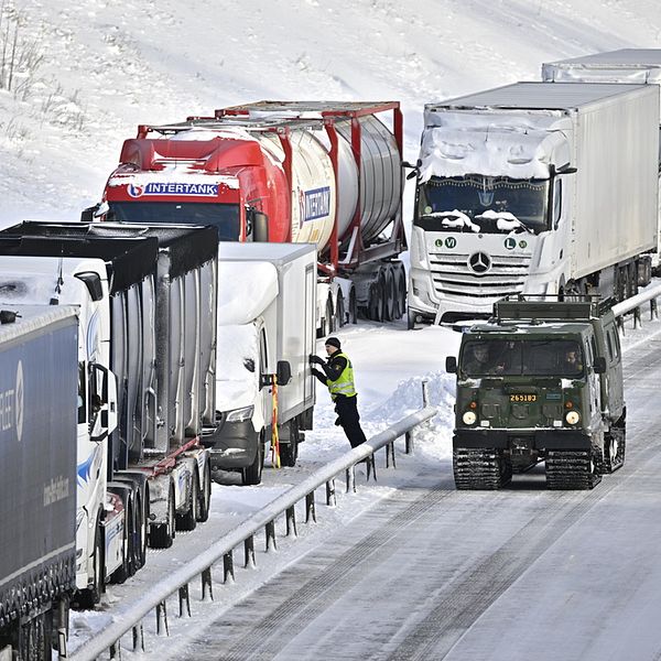 Flera lastbilar fastnade i snökaoset på E22