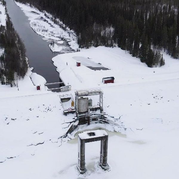 Juktans kraftstation i vintermiljö från drönare