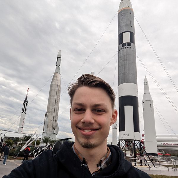 Hugo Wijk framför Kennedy Space Center i Florida i USA.