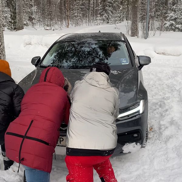 SVT:s team körde fast i snödriva i Örnsköldsvik. Fick hjälp av hemtjänst