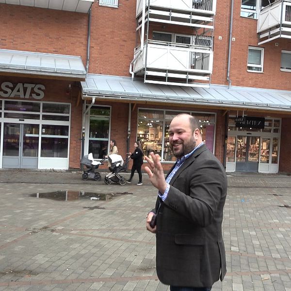 Tomas Selin (C) utanför en butik i Huddinge centrum