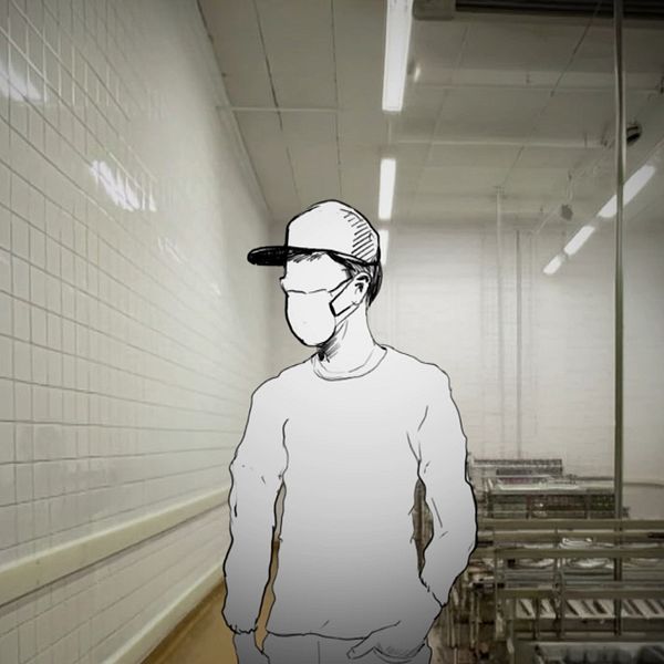 Illustration av anställd i Vaggeryds chark som står i fabrikslokal efter avslöjandet om korvfusket