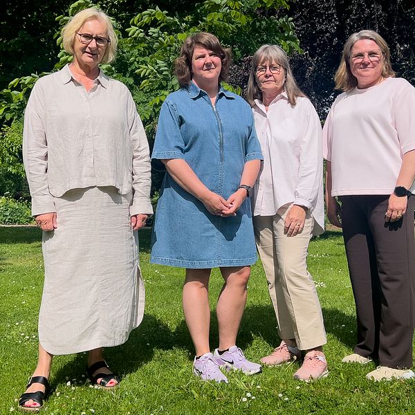 Lena Micko, Kaisa Karro, Eva Andersson och Annsofie Ramevik presenterar budgetförslag utomhus