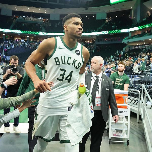 Giannis Antetokounmpo var i fokus med sina enorma 64 poäng inför hemmafansen i Milwaukee.