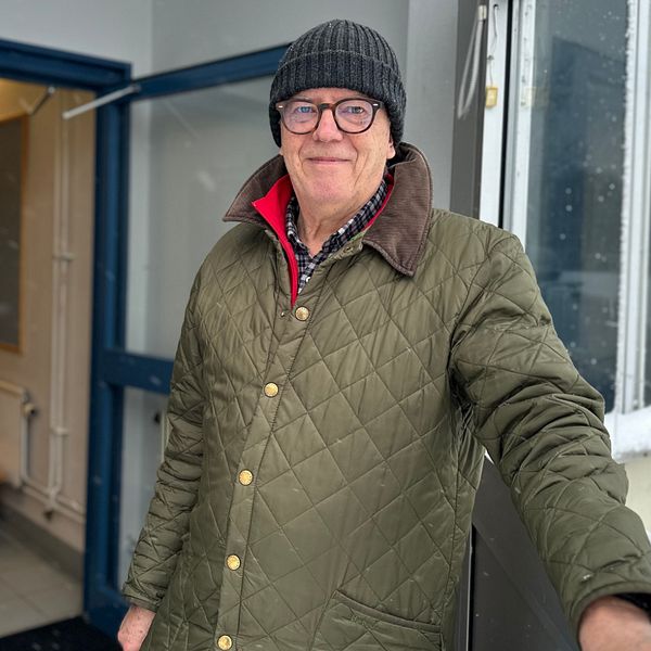 En man som öppnar en dörr
