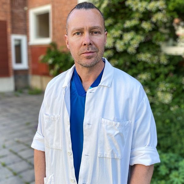 Bild på Torbjörn Roos utanför Falu lasarett.