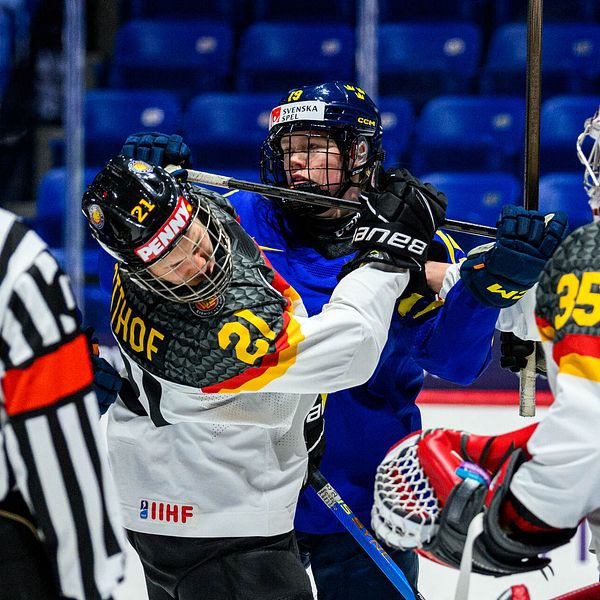 Sara Hjalmarsson crosscheckar en spelare i huvudet