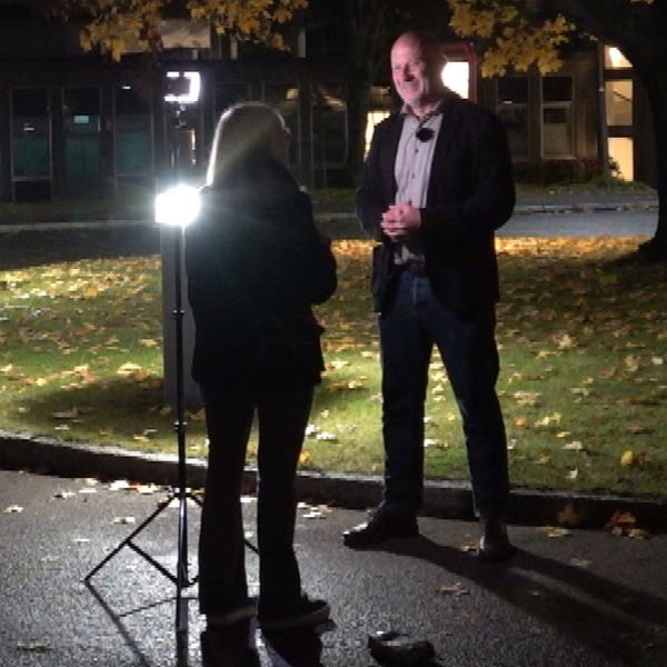 Lars Almroth intervjuas av reportern utanför Västerås sjukhus