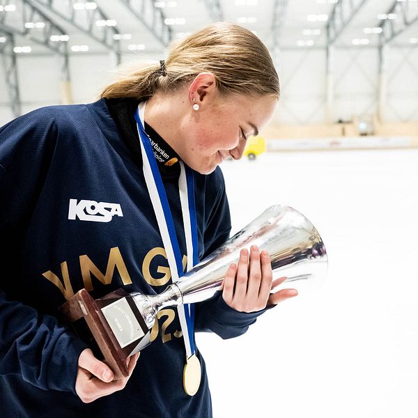 Tilda Ström med VM-bucklan i våras. I morgon kan hon ta en ny titel med sitt Sandvikens AIK.