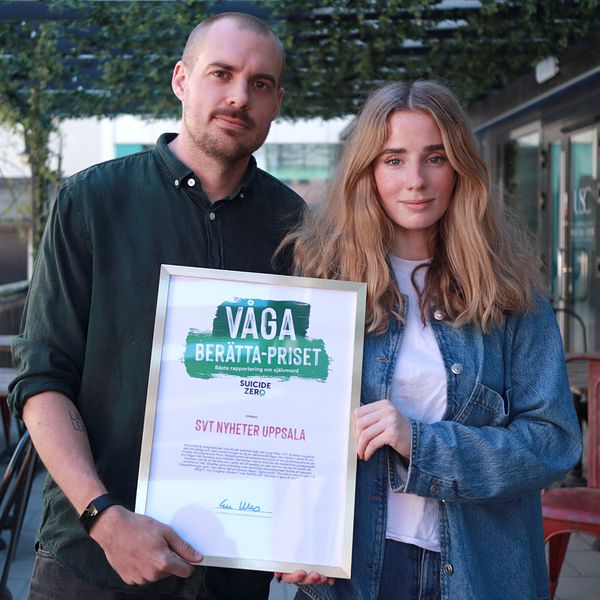 Christoffer Urborn och Johanna Sundbeck håller i ett diplom