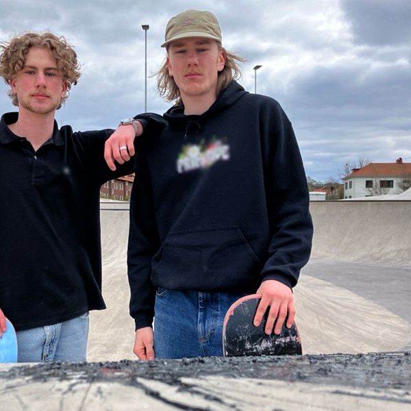 en bild på två skateare framför en ramp på Fredens skatepark i Varberg. På rampen syns målarfärgsstänk med glassplitter