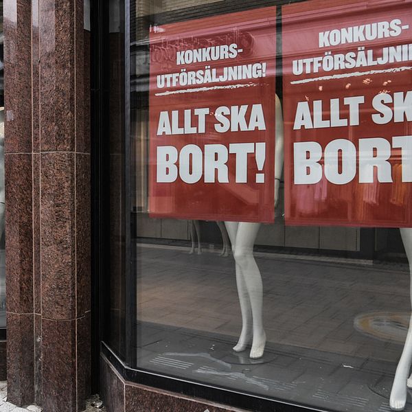 Bild på skyltfönster med affischer där det står ”konkurs-utförsäljning, allt ska bort!”