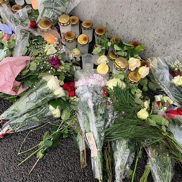 Ljus och blommor utanför kvinnan som mördades på Teleborg i Växjö