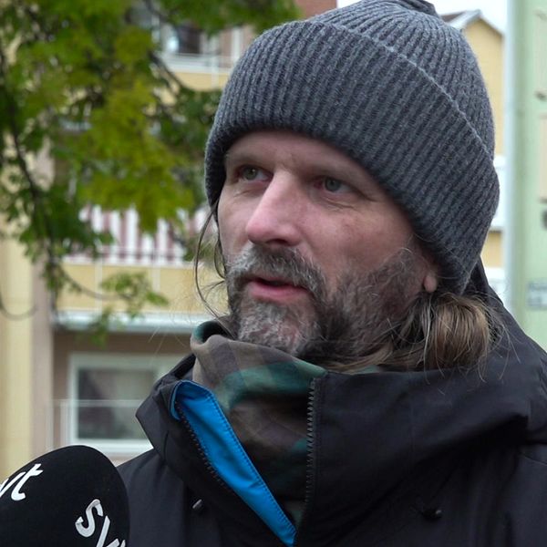 Skäggig arkitekt intervjuas utomhus av SVT.