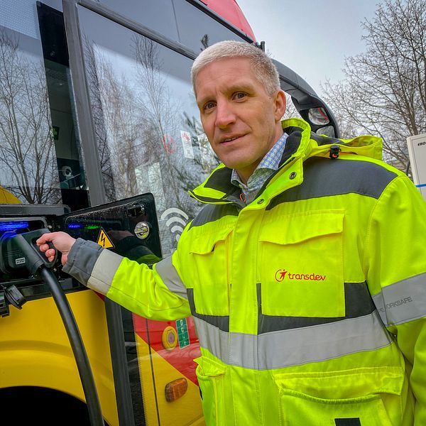 Fredrik Beckius, Transdev, kopplar in laddning till en buss i Sandviken.