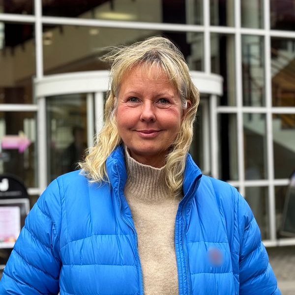 Charlotta Mellander, professor i nationalekonomi, framför Handelshögskolan i Jönköping.