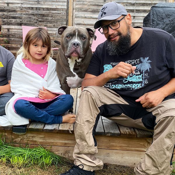 Hunden Tyson med sin husse Daniel Nogueira och barnen Troy och Alma