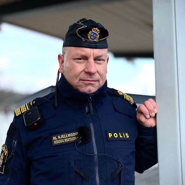 Polis som står på en läktare