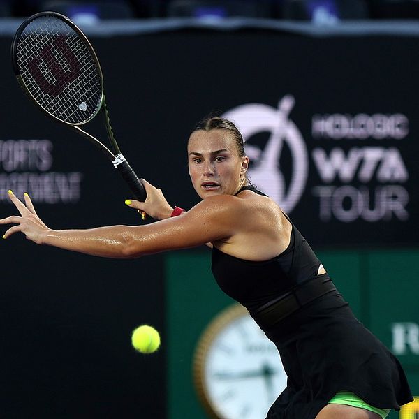 Världsettan Aryna Sabalenka förlorade i natt i WTA-slutspelet men har fortfarande chansen att nå semifinalen.