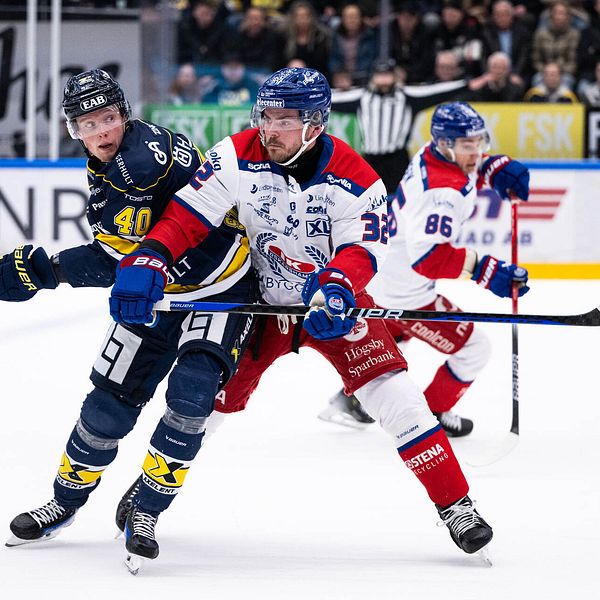 Oscar Engsund i kamp med HV71.