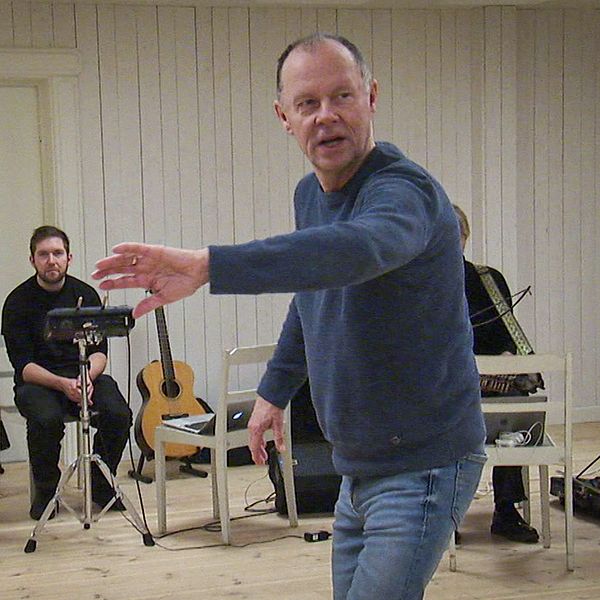 Leif Stinnerbom teaterchef på Västanå musik och teater, förklarar något i ett genrep