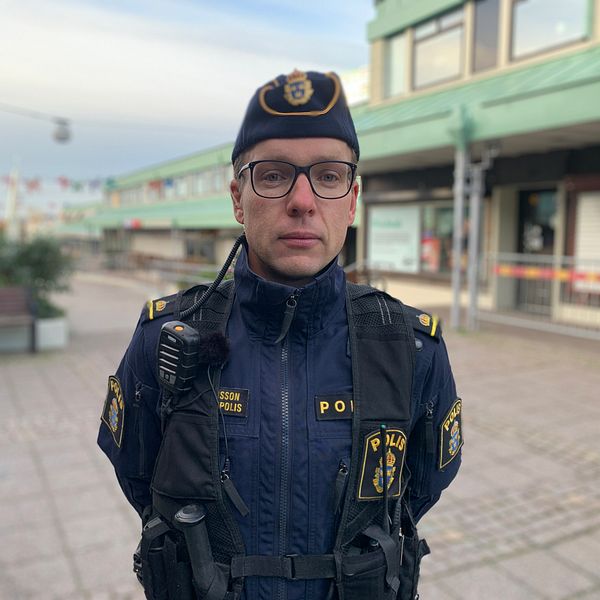 Polis i uniform på Vårväderstorget i Biskopsgården i Göteborg.