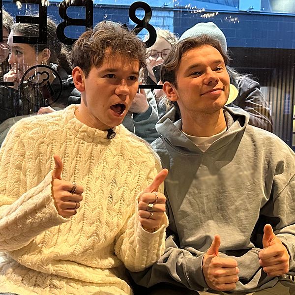 Marcus och Martinus framför fans