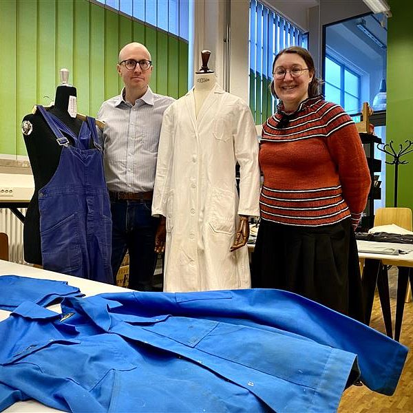 Johannes Daun, Viktoria Holmberg, tEXTILMUSEET I bORÅS. Man vid sidan av provdockor i verkstadsmiljö, arbetskläder i förgrunden.