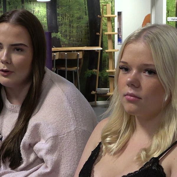 Alice Ädel och Felicia Ljunggren sitter tillsammans i ett rum och samtalar.