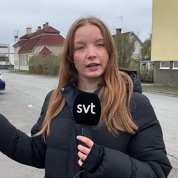 Reporter håller mikrofon på tom gata, SVT-logga synlig.